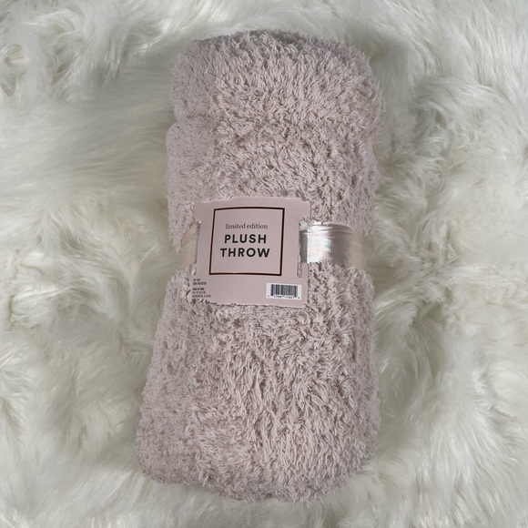 NWT - Plush Throw - Picture 2 of 5